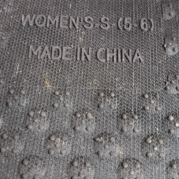 Arkansas Razorbacks woman's House slippers, red & white , Size 5-6 NCAA,SEC - Picture 4 of 4